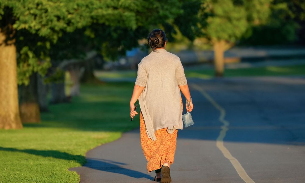 気持ちが楽になる対処法として朝に散歩する女性