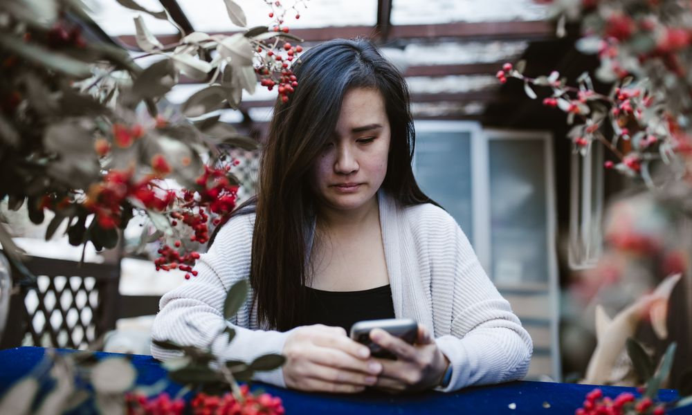 SNSで他人と比べて自分が嫌いになる女性