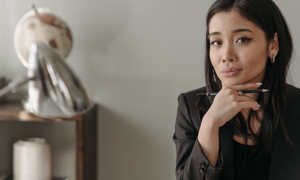 急かされるのが嫌いな自分の心理を静かに見つめる女性