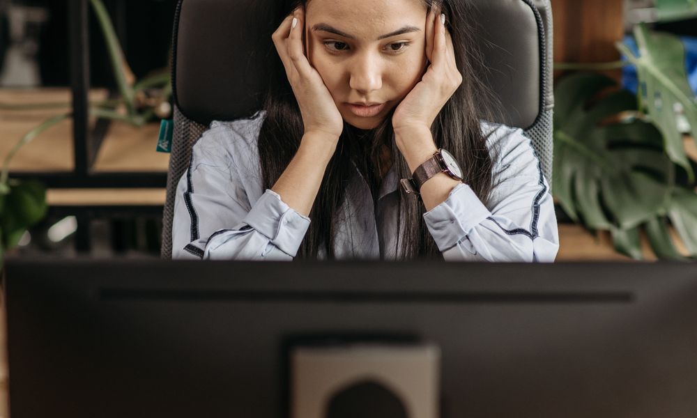 正社員の働き方にしんどさを感じるHSPの女性