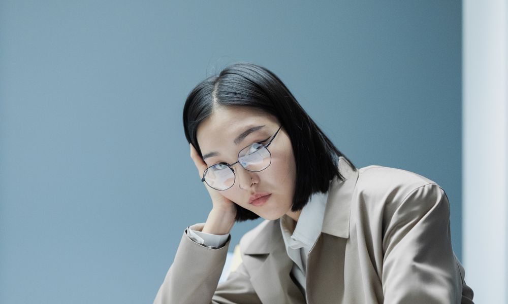 仕事を辞めたいと感じて気持ちが沈むHSPの女性
