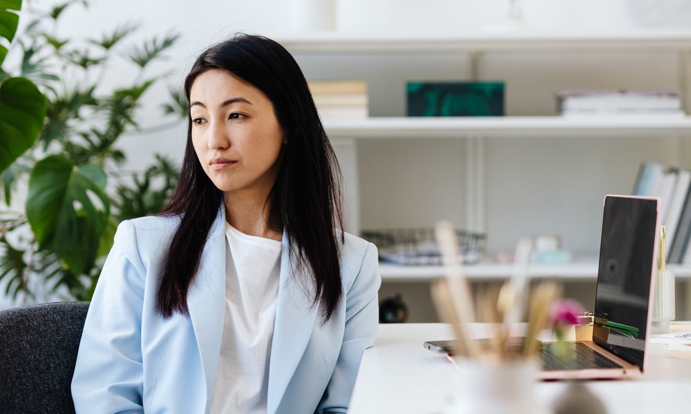 HSPが働きやすい穏やかな職場環境で過ごす女性